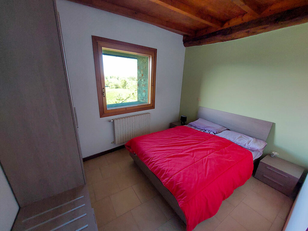 Stanaza con letto matrimoniale